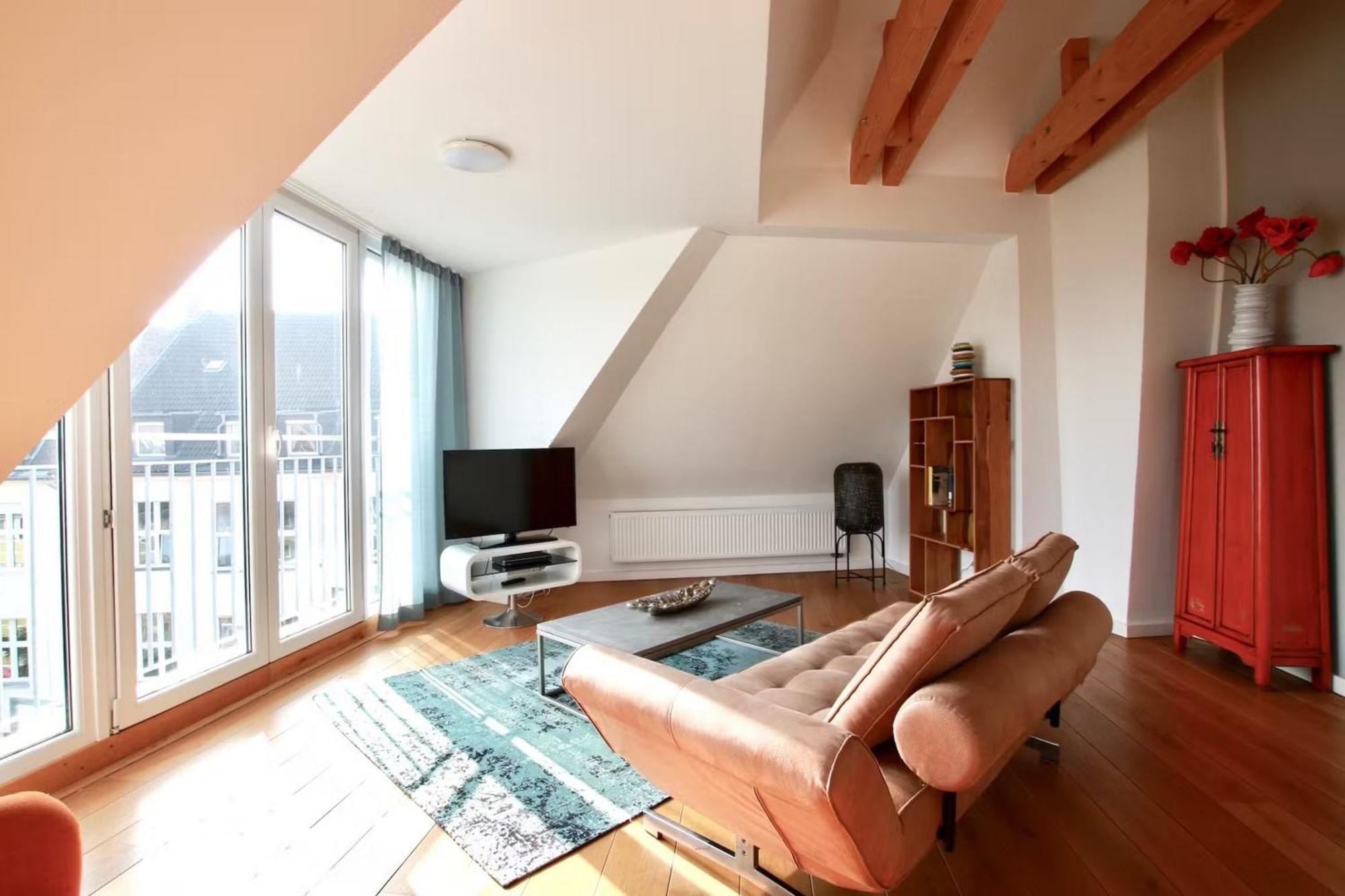 Grosse Dachgeschosswohnung Mit Balkon Im Belgischen Viertel
